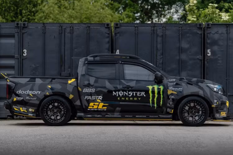 Chiều cao của xe gần như tương đương với một chiếc xe gầm cao đô thị. Xe sử dụng vành BBS 20 inch. Hệ thống phanh nguyên bản được thay thế bằng cùm phanh RC6 và RC4 Alcon Specialist.