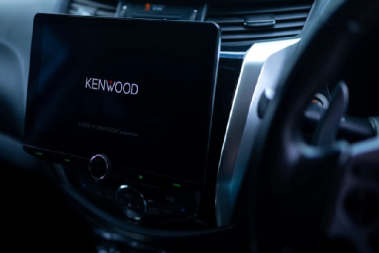 Bên trong nội thất xe còn khá nguyên bản. Xe được lắp màn hình giải trí của Kenwood, tay lái từ GT-R, ghế ngồi thể thao.