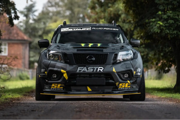 Dù cải tiến tối đa vận hành cũng như ngoại hình nhưng bản độ mẫu xe bán tải Nissan Navara của Steve Baggsy Biagioni và đội SB Motorsports này vẫn đủ điều kiện để lăn bánh trên đường phố.