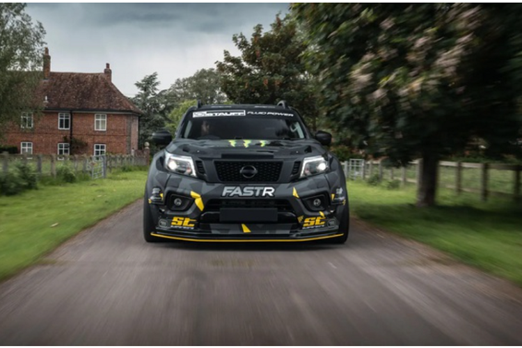 Đặc biệt nhất là động cơ. Động cơ diesel nguyên bản đã được thay thế bằng động cơ xăng tăng áp kép V6 dung tích 4.1L cho công suất lên tới 1.000 mã lực.