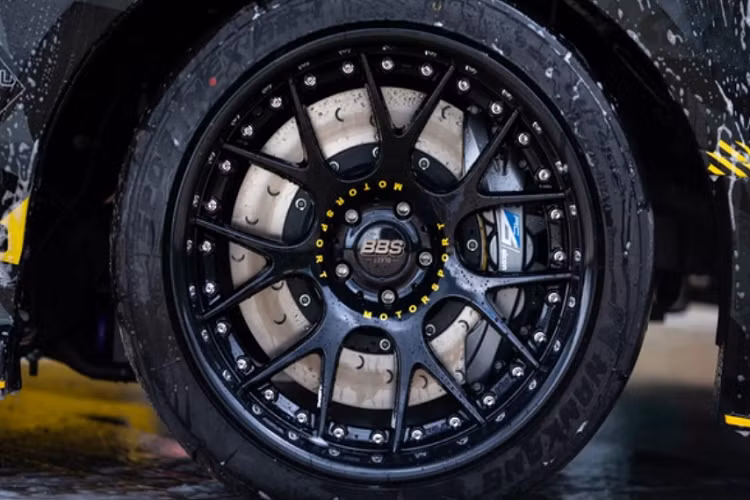 Giảm xóc nguyên bản của xe được thay thế bằng loại KW V4 Racing Coilover đi kèm hệ thống nâng hạ thủy lực để vượt qua các chướng ngại vật như gờ giảm tốc. Khung gầm của xe cũng được điều chỉnh lại, khung phụ lắp từ xe GT-R.