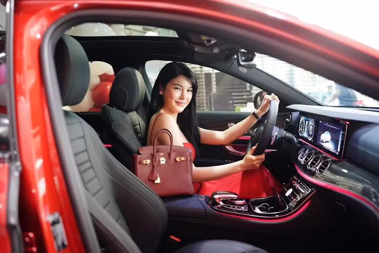Vào 28 Tết năm ngoái, nữ ca sĩ sinh năm 1995 đến từ Tây Ninh đã nhận bàn giao một chiếc xe Mercedes-Benz E300 AMG màu đỏ và để tông xuyệt tông với ngoại thất xế hộp này, LiLy Chen diện đầm đỏ cùng chiếc túi xách màu đỏ đậm. Tại thời điểm đó, Mercedes-Benz E300 AMG có giá gần 3 tỷ đồng.