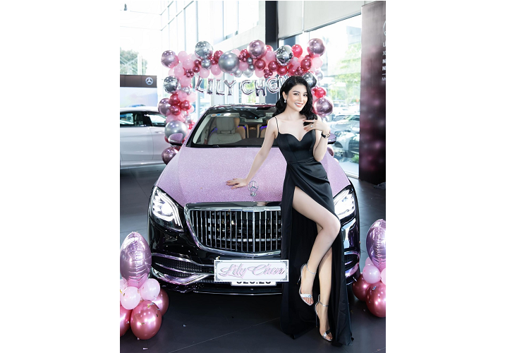 Chiếc xe sang Mercedes-Benz S450 của Lily Chen sở hữu ngoại thất màu đỏ Rubellite, bộ áo này đang là trào lưu trên xe Mercedes-Benz S450 2022 tại Việt Nam và để sở hữu màu này, khách hàng phải chi ra số tiền 240 triệu đồng.