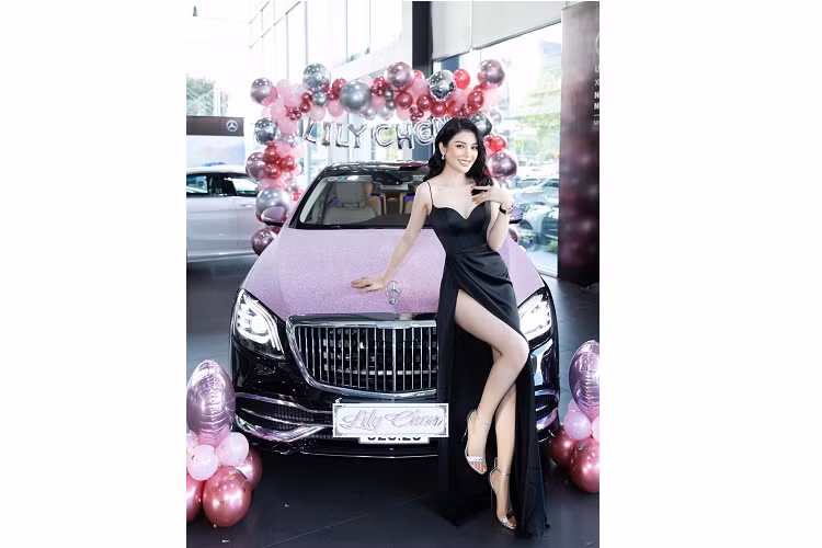 Chiếc xe sang Mercedes-Benz S450 của Lily Chen sở hữu ngoại thất màu đỏ Rubellite, bộ áo này đang là trào lưu trên xe Mercedes-Benz S450 2022 tại Việt Nam và để sở hữu màu này, khách hàng phải chi ra số tiền 240 triệu đồng.