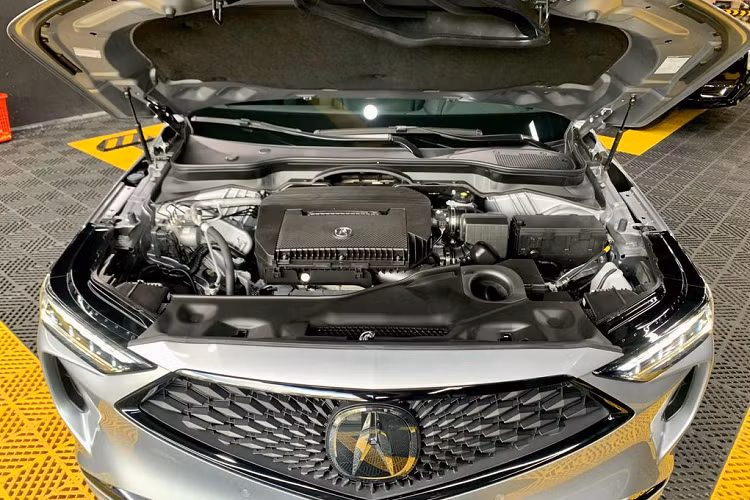 Về truyền động, tất cả các biến thể của Acura MDX 2022 đều sử dụng loại động cơ V6 3.5L đi kèm với hộp số tự động 10 cấp. Động cơ này cho công suất 290 mã lực và mô-men xoắn 362 Nm, kết hợp với hộp số tự động 10 cấp. Hệ thống dẫn động bốn bánh siêu xử lý (SH-AWD) của Acura là mặc định trên 2 bản cao cấp nhưng là tùy chọn giá 2.000 USD (khoảng 46 triệu đồng) cho 2 bản thấp hơn