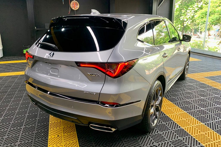 Nhìn ngang hông xe, Acura MDX 2022 đậm chất thể thao với các đường gân dập nổi sắc nét. Những điểm nhấn thiết kế nổi bật khác bao gồm cửa sổ thứ 3 mới, phần đuôi xe thể thao hơn với đèn hậu LED Chicane, hệ thống ống xả đơn đặt đối xứng 2 bên.