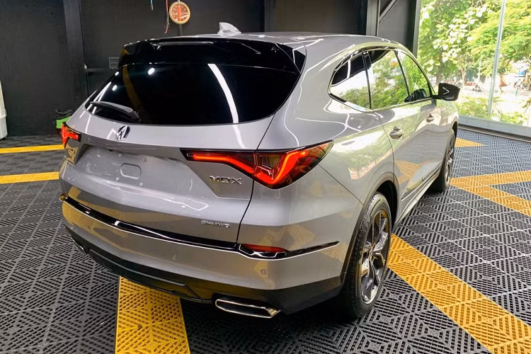 Nhìn ngang hông xe, Acura MDX 2022 đậm chất thể thao với các đường gân dập nổi sắc nét. Những điểm nhấn thiết kế nổi bật khác bao gồm cửa sổ thứ 3 mới, phần đuôi xe thể thao hơn với đèn hậu LED Chicane, hệ thống ống xả đơn đặt đối xứng 2 bên.