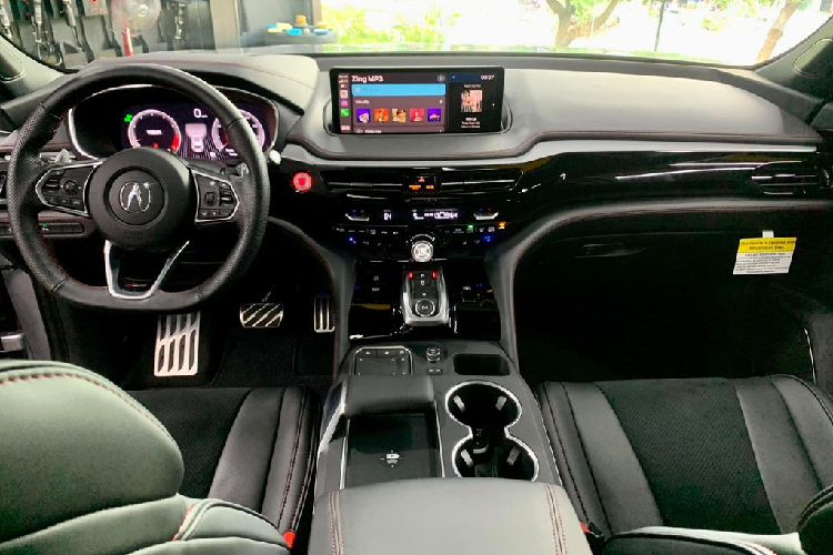 Chưa hết, chiếc SUV hạng sang còn có tính năng CabinTalk, giúp việc nói chuyện giữa các hàng ghế dễ dàng hơn. Xe có 7 chỗ ngồi, và ghế giữa của hàng ghế thứ hai có thể tháo rời để biến thành hàng ghế thương gia. Ghế lái chỉnh điện và có khả năng nhớ 3 vị trí.