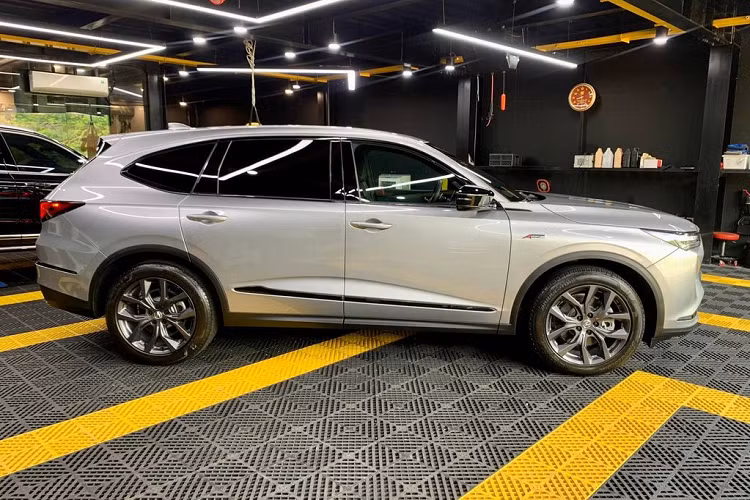 Acura MDX 2022 có phong cách thiết kế tương tự TLX 2021. Phần đầu xe nổi bật với lưới tản nhiệt ngũ giác cỡ lớn, tạo hình như một viên kim cương cỡ lớn, kết hợp hài hoà với hệ thống đèn pha JewelEye LED thanh mảnh đặc trưng của thương hiệu Acura.