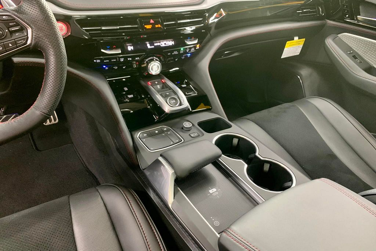 Acura MDX A-Spec 2022 có đầy đủ mọi trang bị an toàn cần thiết nhất cho một chiếc xe hơi. Và ngày nay các trang bị đó vẫn còn giữ nguyên được giá trị và chức năng của mình. Cụ thể, xe có các công nghệ an toàn như: cảnh báo va chạm phía trước, cảnh báo chệch làn đường, phanh tự động, các túi khí, chức năng kiểm soát lực kéo, ổn định thân xe.