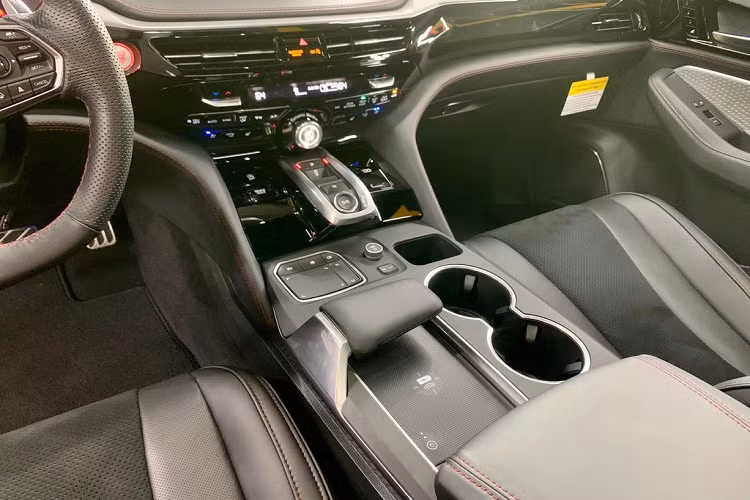 Acura MDX A-Spec 2022 có đầy đủ mọi trang bị an toàn cần thiết nhất cho một chiếc xe hơi. Và ngày nay các trang bị đó vẫn còn giữ nguyên được giá trị và chức năng của mình. Cụ thể, xe có các công nghệ an toàn như: cảnh báo va chạm phía trước, cảnh báo chệch làn đường, phanh tự động, các túi khí, chức năng kiểm soát lực kéo, ổn định thân xe.