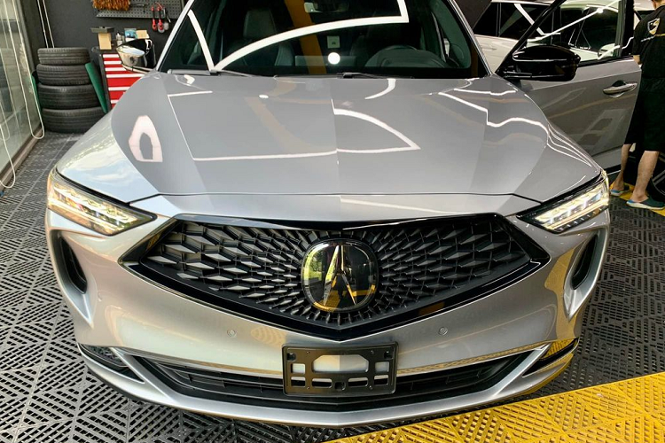 Xe thuộc thế hệ thứ 4, ra mắt toàn cầu lần đầu tiên vào tháng 12/2020. Trước đây, đại lý này cũng từng mang về một chiếc Acura MDX thế hệ mới nhất, nhưng không phải biến thể A-Spec. Tại Mỹ, giá xe Acura MDX A-Spec 2022 có mức bán khởi điểm 59.450 USD (khoảng 1,38 tỷ đồng).