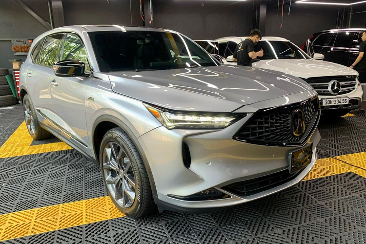 Acura MDX A-Spec 2022 được phát triển trên nền tảng mới với chiều dài 5.039 mm, rộng 1.999 mm, chiều cao hơn 1.704 mm và chiều dài cơ sở 2.890 mm. Số đo này so với đời cũ dài hơn 56 mm, rộng hơn 25 mm, trục cơ sở lớn hơn 71 mm. Nhờ đó, không gian trong xe cũng rộng rãi hơn.