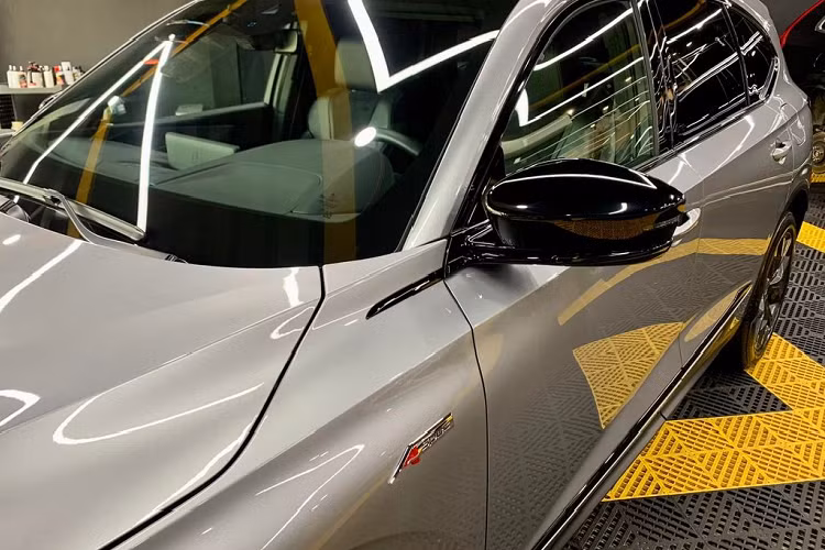 Bên trong cabin, Acura MDX 2022 bản A-Spec có hệ thống ghế ngồi thể thao bọc da Milano đục lỗ, bảng táp-lô ốp gỗ mun, vô-lăng đáy phẳng có logo, lẫy chuyển số và bàn đạp kim loại. Còn lại các trang bị giống bản thường, bao gồm: cụm đồng hồ kỹ thuật số và hệ thống thông tin giải trí 12,3 inch, cửa sổ trời toàn cảnh, đèn nền nội thất LED 27 màu, cần số nút bấm, âm thanh cao cấp 16 loa Els Studio 3D, hệ thống điều hoà 3 vùng độc lập có tính năng kiểm soát khí hậu liên kết GP.