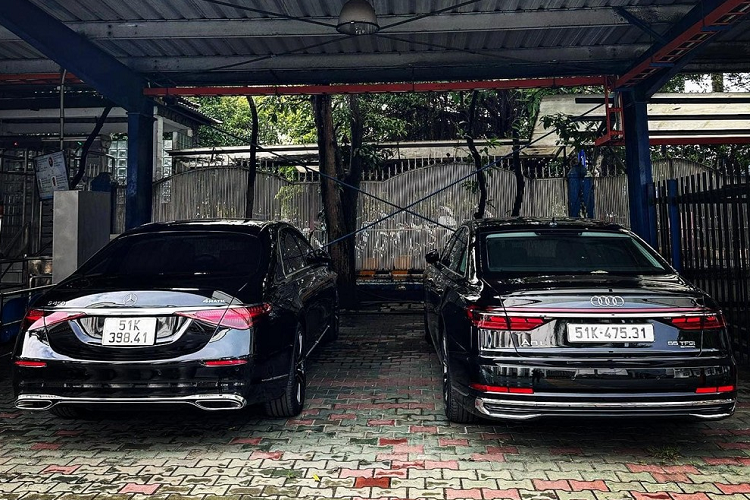 Có vẻ như tay chơi siêu xe Minh Nhựa đang bắt đầu hứng thú trở lại với đam mê mua sắm xe đắt tiền có giá trên chục tỷ đồng và kèm thêm biển đẹp. Chính vì điều này mà Mercedes-Benz S450 Luxury 4Matic 2022 chỉ "làm dâu" ở nhà Minh Nhựa khoảng 5, Audi A8L 2022 gần như mới tinh đã được bán cho một showroom xe sang.