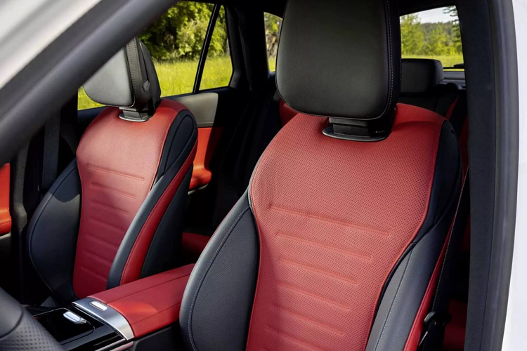 Bảng điều khiển và cửa ra vào theo chủ đề công nghệ cao. Vật liệu mang hai tông màu xám trải dài toàn bộ bảng điều khiển. Cả 2 màn hình đều là trang bị tiêu chuẩn và GLC 2023 đều được trang bị các “đồ chơi” như ghế sưởi, kết nối Android Auto, Apple CarPlay, sạc diện thoại không dây và hơn nữa. 