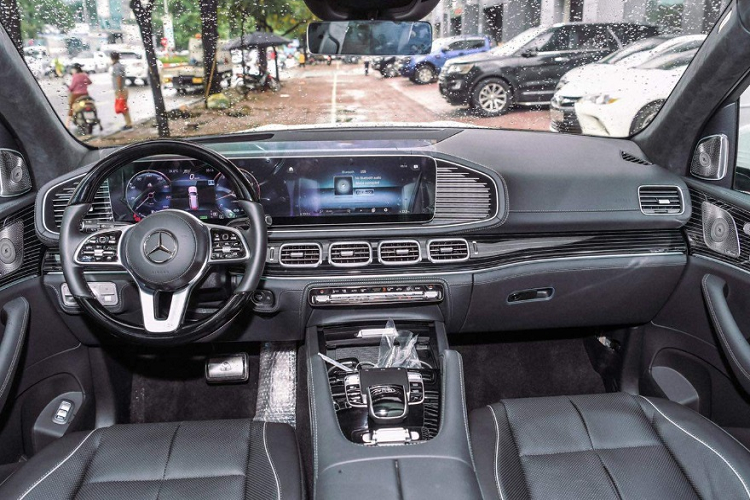 Trước đó 2 chiếc xe đã qua sử dụng được Minh Nhựa mua lại đều có điểm chung là sự xuất hiện của số 39, hay còn được gọi là "thần tài nhỏ", vì thế, không ít người hồi hộp chờ đợi liệu anh có may mắn bấm được số 39 nào trong dãy 5 số của chiếc biển trên xe SUV siêu sang Mercedes-Maybach GLS480 4Matic 2022 hay không... và câu trả lời đã có là không.