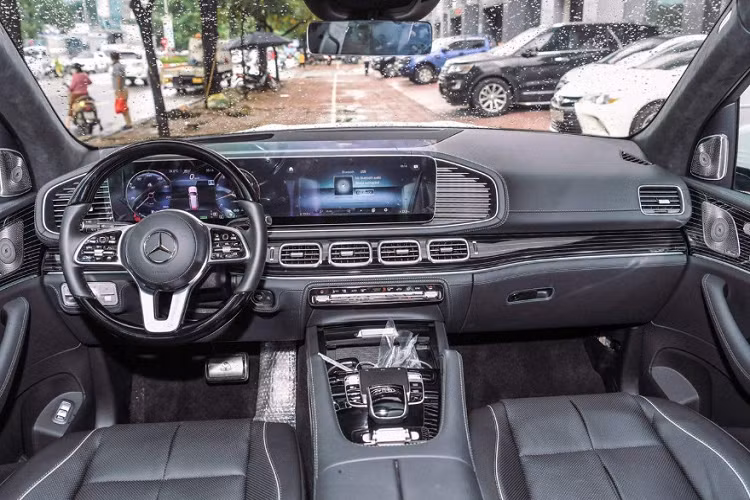 Trước đó 2 chiếc xe đã qua sử dụng được Minh Nhựa mua lại đều có điểm chung là sự xuất hiện của số 39, hay còn được gọi là "thần tài nhỏ", vì thế, không ít người hồi hộp chờ đợi liệu anh có may mắn bấm được số 39 nào trong dãy 5 số của chiếc biển trên xe SUV siêu sang Mercedes-Maybach GLS480 4Matic 2022 hay không... và câu trả lời đã có là không.