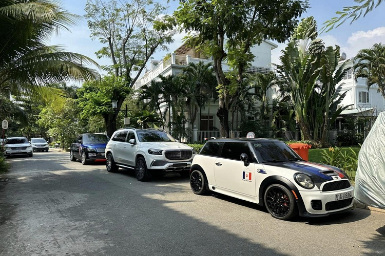 Mãi đến nay, sau 5 ngày mua xe mới, Minh Nhựa mới hoàn thành xong các thủ tục bấm biển và đăng ký biển số cho xe SUV siêu sang Mercedes-Maybach GLS480 4Matic 2022 của mình. Dựa vào những hình ảnh do ị đại gia này chia sẻ cho thấy, chiếc biển số của xe Mercedes-Maybach GLS480 4Matic của Minh Nhựa không đẹp như nhiều người nghĩ.