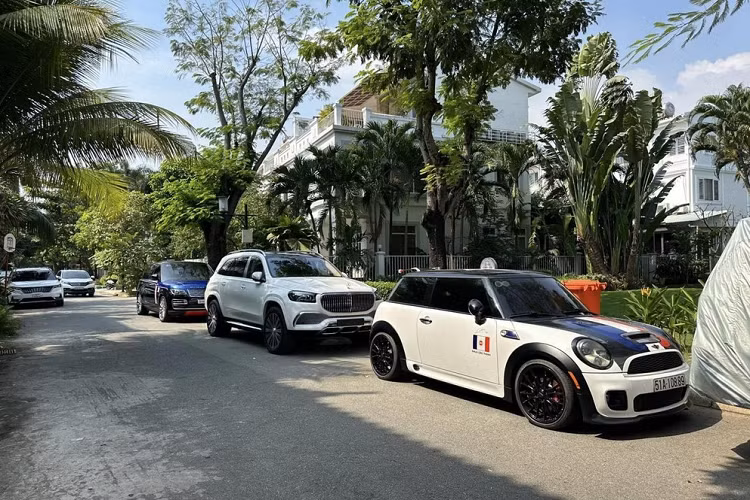 Mãi đến nay, sau 5 ngày mua xe mới, Minh Nhựa mới hoàn thành xong các thủ tục bấm biển và đăng ký biển số cho xe SUV siêu sang Mercedes-Maybach GLS480 4Matic 2022 của mình. Dựa vào những hình ảnh do ị đại gia này chia sẻ cho thấy, chiếc biển số của xe Mercedes-Maybach GLS480 4Matic của Minh Nhựa không đẹp như nhiều người nghĩ.