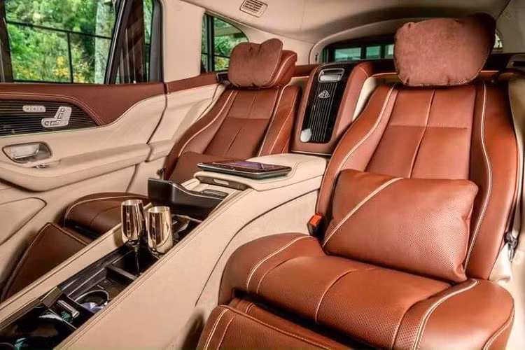 Ngoài ra, không ít cư dân mạng còn tiếc dùm cho Minh Nhựa khi suýt chút nữa, anh đã có thể bấm được biển số của xe Mercedes-Maybach GLS480 4Matic 2022 là 51K-555.XX thay vì 51K-554.XX như hiện thực, chỉ 1 con số lệch 1 hàng đơn vị cũng mang đến biển số không đẹp mắt.