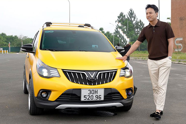 Theo tiết lộ từ đơn vị độ xe, Hồng Đăng đã bỏ ra hơn 400 triệu đồng để hoàn thiện tác phẩm độ VinFast Fadil tặng vợ, trong khi đó giá lăn bánh của bản Tiêu chuẩn này khi áp dụng ưu đãi chỉ gần 400 triệu đồng. 