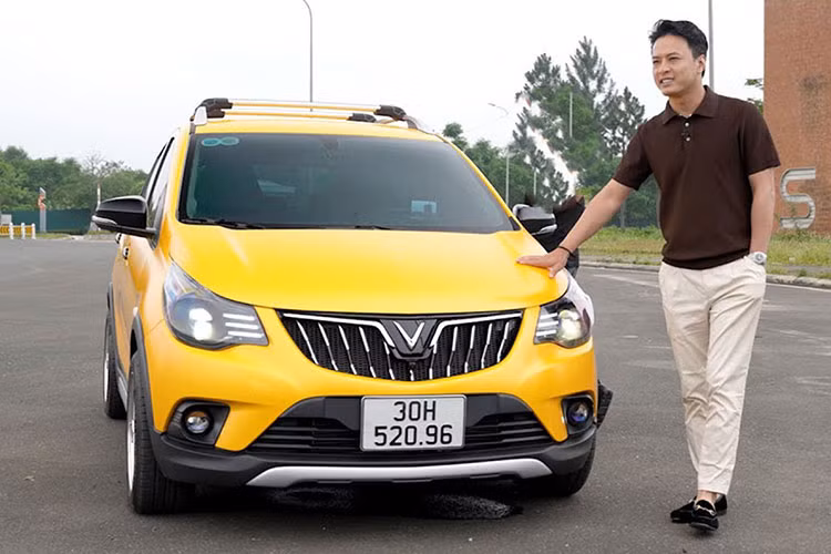 Theo tiết lộ từ đơn vị độ xe, Hồng Đăng đã bỏ ra hơn 400 triệu đồng để hoàn thiện tác phẩm độ VinFast Fadil tặng vợ, trong khi đó giá lăn bánh của bản Tiêu chuẩn này khi áp dụng ưu đãi chỉ gần 400 triệu đồng. 