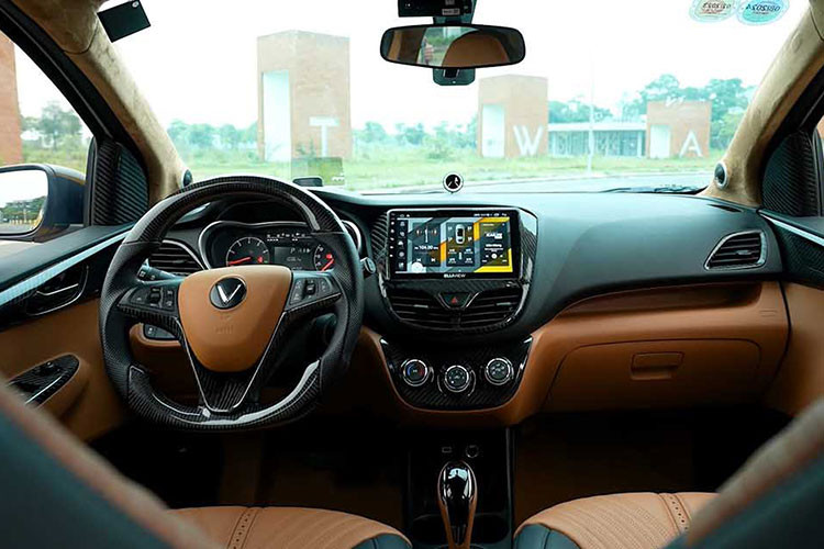 Chiếc VinFast Fadil của gia đình Hồng Đăng còn có phong cách off-road với giá nóc Thule Sweden. Ở phía sau là đèn hậu được làm lại toàn bộ với tạo hình nổi khối 3D kèm cánh gió trên cao nổi bật. "Dàn chân" của chiếc VinFast Fadil độ khủng này cũng được thay mới toàn bộ với bộ mâm BBS 15 inch cùng tông màu vàng đầy bắt mắt.