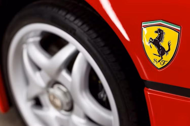 Khi ra đời trong thập niên '90, Ferrari F50 từng bị coi là thấp kém hơn đàn anh F40. Tuy nhiên, vào thời điểm hiện tại, F50 lại được coi là một trong những siêu xe thể thao huyền thoại của thương hiệu Ferrari. hãng đã tin tưởng giao nhiệm vụ tạo hình mẫu siêu xe kế nhiệm F40 cho hãng thiết kế Pininfarina nổi tiếng của Ý.