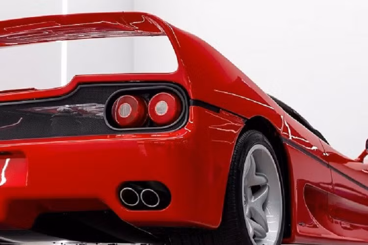 Sức mạnh được truyền tới cầu sau thông qua hộp số sàn 6 cấp. Nhờ đó, Ferrari F50 có thể tăng tốc từ 0-100 km/h trong thời gian chỉ 3,6 giây và đạt vận tốc tối đa hơn 320 km/h. Theo RM Sotheby’s, chủ nhân đầu tiên của chiếc Ferrari F50 này là đại lý Hong Seh Motors nổi tiếng tại Singapore.