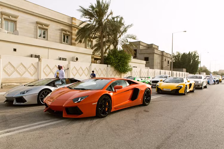 Qatar là đất nước nằm ở khu vực Tây Á. Nơi đây có khoảng 2,6 triệu dân với thu nhập bình quân đầu người cao nhất thế giới: 129.700 USD/năm. Theo một số thống kê, hơn 14% dân số tại đây sở hữu khối tài sản 1 triệu USD trở lên và việc người dân Qatar sở hữu siêu xe là chuyện bình thường..