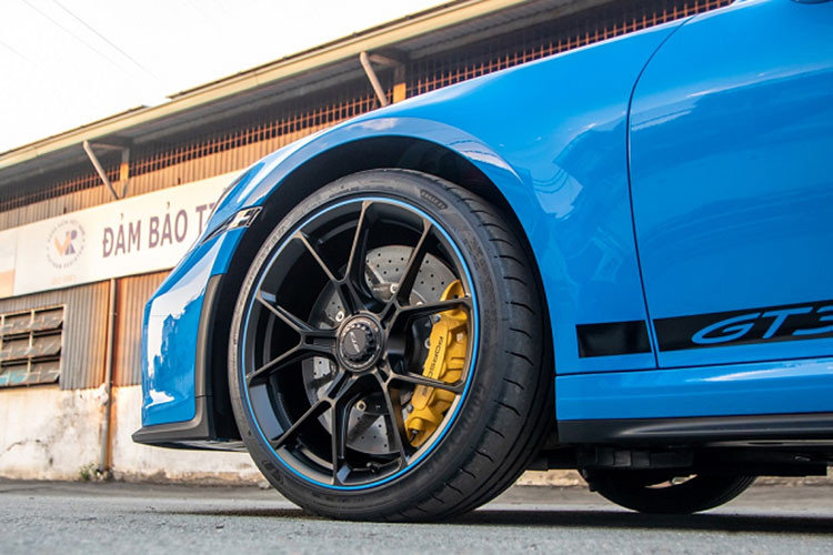 Ngoài ra, trong garage xe của Cường Đô la còn có rất nhiều siêu xe, xe thể thao và xe sang khác, chẳng hạn như Ferrari F8 Tributo được tay chơi này tậu về gần 3 năm, cặp đôi coupe siêu sang Rolls-Royce Wraith Series II và Bentley Continental GT V8 thuộc bản Legendary Edition, kỷ niệm 70 năm thành lập bộ phận thiết kế của hãng xe Bentley.