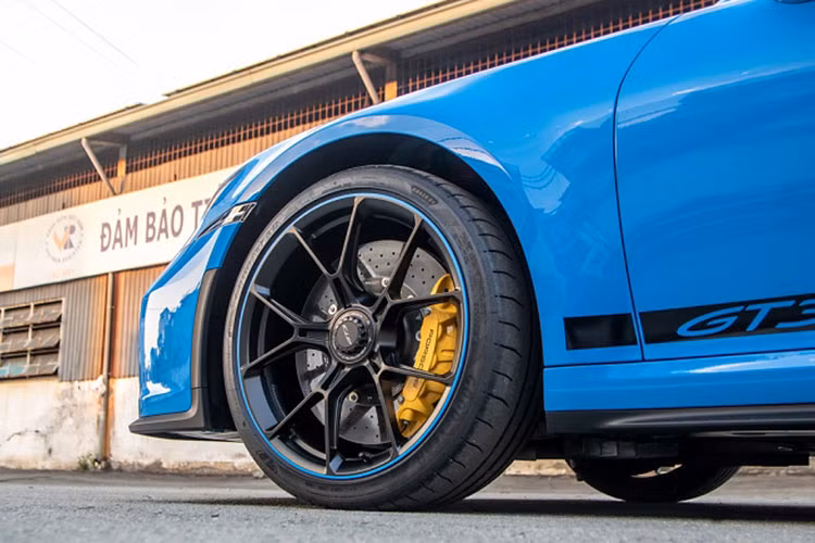 Ngoài ra, trong garage xe của Cường Đô la còn có rất nhiều siêu xe, xe thể thao và xe sang khác, chẳng hạn như Ferrari F8 Tributo được tay chơi này tậu về gần 3 năm, cặp đôi coupe siêu sang Rolls-Royce Wraith Series II và Bentley Continental GT V8 thuộc bản Legendary Edition, kỷ niệm 70 năm thành lập bộ phận thiết kế của hãng xe Bentley.