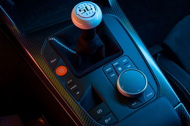 BMW cũng đã trang bị hộp số sàn 6 cấp cho BMW 3.0 CSL nhằm đem lại cảm giác thể thao và “niềm vui khi lái xe” cho các tài xế, kết hợp với hệ thống hỗ trợ sang số để đảm bảo khớp ly hợp không bị trượt sau khi giảm số khi phanh ở các góc cua.