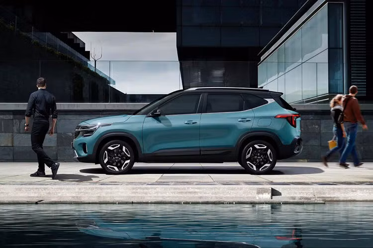 Tất cả các mẫu xe giờ đây đều đạt tiêu chuẩn với lỗ thông hơi phía sau và ổ cắm sạc USB-C trong khi GT-Line có ghế trước sưởi và thông gió, vô lăng có sưởi, cửa sổ trời nghiêng và trượt, sạc điện thoại không dây, hệ thống âm thanh Bose 8 loa, ánh sáng xung quanh và một màn hình hiển thị head-up.