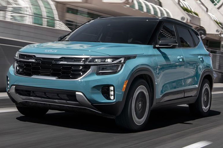 Những khách hàng chọn mua xe Kia Seltos bản nâng cấp giữa vòng đời sẽ có thể lựa chọn 1 trong 7 màu có sẵn, bao gồm một màu mới có tên là Pluton Blue. Riêng phiên bản GT-Line cũng được cung cấp thêm 2 bộ áo mới với phong cách sơn hai tông màu khác nhau, rất đẹp mắt.