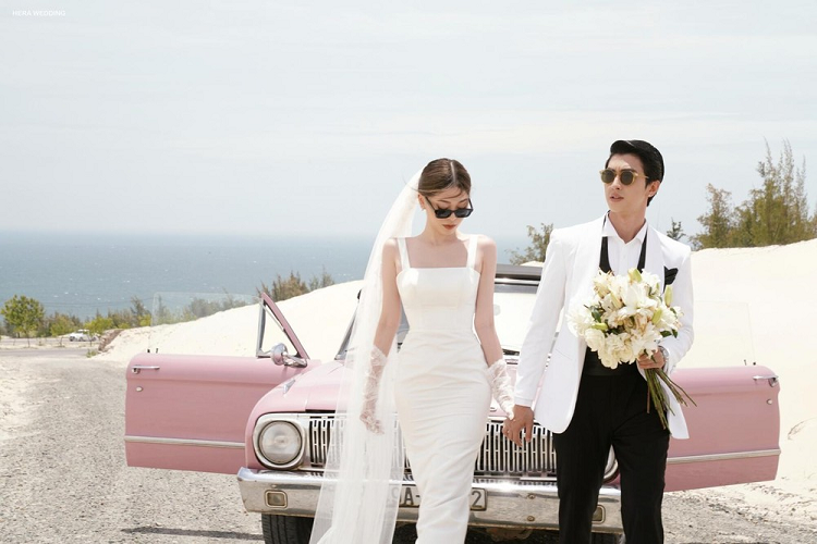 Trong bộ ảnh cưới này, Á hậu Phương Nga đã khoác lên mình chiếc váy cưới có kiểu dáng đơn giản, thanh lịch nhưng vẫn tôn những đường cong cơ thể. Trong khi đó, chú rể Bình An diện suit màu trắng đồng điệu và không kém phần lịch lãm.