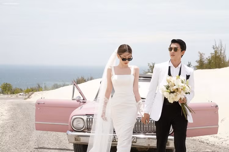 Trong bộ ảnh cưới này, Á hậu Phương Nga đã khoác lên mình chiếc váy cưới có kiểu dáng đơn giản, thanh lịch nhưng vẫn tôn những đường cong cơ thể. Trong khi đó, chú rể Bình An diện suit màu trắng đồng điệu và không kém phần lịch lãm.