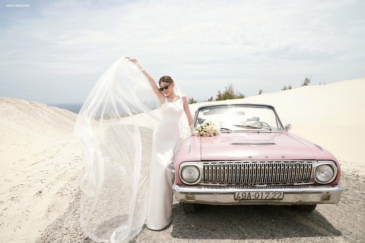 Trong bộ ảnh cưới của cặp đôi được mệnh danh "tiên đồng, ngọc nữ" của showbiz Việt đọ dáng cùng chiếc xế cổ Ford Falcon màu hồng có kiểu dáng mui trần. Có thể nói, đây là chiếc xe thương hiệu Mỹ thuộc dạng "hàng hiếm" tại Việt Nam.