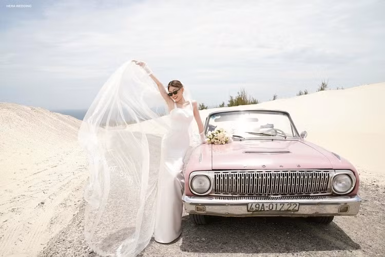 Trong bộ ảnh cưới của cặp đôi được mệnh danh "tiên đồng, ngọc nữ" của showbiz Việt đọ dáng cùng chiếc xế cổ Ford Falcon màu hồng có kiểu dáng mui trần. Có thể nói, đây là chiếc xe thương hiệu Mỹ thuộc dạng "hàng hiếm" tại Việt Nam.