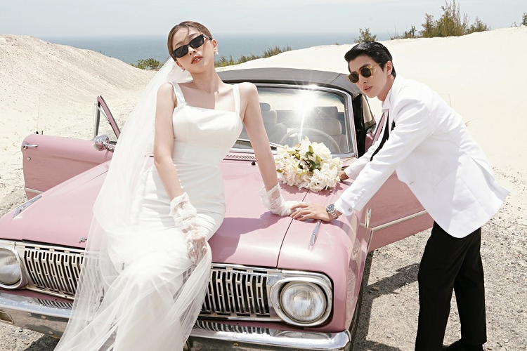 Chiếc xe được cho thuê và thường xuyên xuất hiện trong các bộ ảnh cưới của nhiều cặp đôi tại Việt Nam. Vợ chồng nam ca sỹ Mạnh Quỳnh cũng từng chụp ảnh cưới với chiếc Ford Falcon màu hồng này. Qua những hình ảnh do Bình An - Phương Nga tung ra, có thể dự đoán chiếc Ford Falcon này thuộc thế hệ đầu tiên, được bán trên thị trường trong giai đoạn từ năm 1959 - 1963.