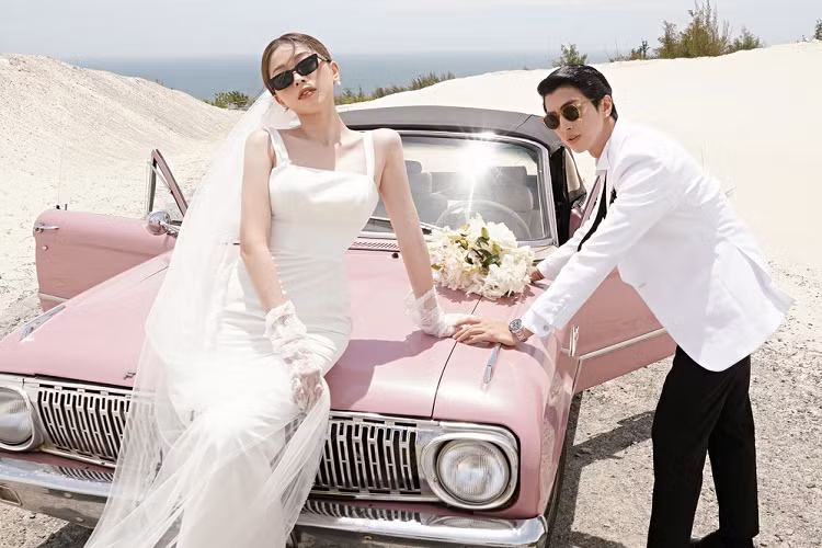 Chiếc xe được cho thuê và thường xuyên xuất hiện trong các bộ ảnh cưới của nhiều cặp đôi tại Việt Nam. Vợ chồng nam ca sỹ Mạnh Quỳnh cũng từng chụp ảnh cưới với chiếc Ford Falcon màu hồng này. Qua những hình ảnh do Bình An - Phương Nga tung ra, có thể dự đoán chiếc Ford Falcon này thuộc thế hệ đầu tiên, được bán trên thị trường trong giai đoạn từ năm 1959 - 1963.