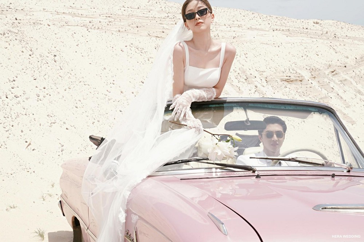 Thứ hai là động cơ xăng Mileage Maker 6 xi-lanh thẳng hàng, dung tích 2.8L với công suất tối đa 101 mã lực. Động cơ này đi với hộp số sàn 4 cấp và được quảng cáo lá tiết kiệm xăng với lượng tiêu thụ trung bình 7,8 lít/100 km. Sau năm 1962, Ford Falcon lần đầu tiên được bổ sung động cơ xăng V8, dung tích 4.3L, tạo ra công suất tối đa 164 mã lực. Tuy nhiên, những chiếc xe dùng động cơ này có số lượng khá giới hạn.