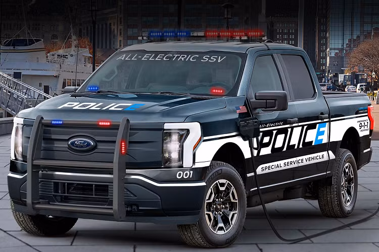 Ngoài ra, chiếc xe Ford F-150 Lightning Pro bản cảnh sát được hỗ trợ các hệ thống thông minh như Ford E-Telematics giúp quản lý mức độ tiêu thụ năng lượng, cập nhật phần mềm qua giao thức không dây...