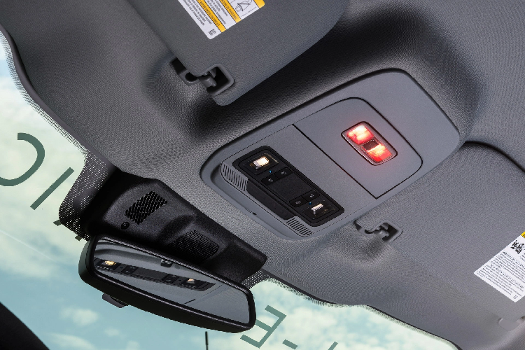 Ford F-150 Lightning Pro SSV được phân phối với 2 phiên bản: 458 mã lực và 588 mã lực, cùng mô-men xoắn 1.051 Nm. Sức kéo của 2 bản này lần lượt là 3.500 kg và 4.500 kg.