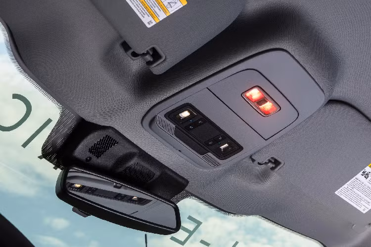 Ford F-150 Lightning Pro SSV được phân phối với 2 phiên bản: 458 mã lực và 588 mã lực, cùng mô-men xoắn 1.051 Nm. Sức kéo của 2 bản này lần lượt là 3.500 kg và 4.500 kg.