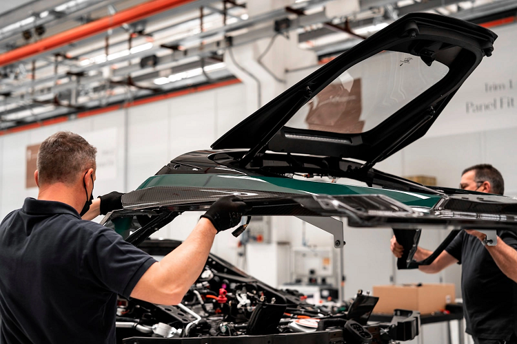 Automobili Pininfarina ban đầu có kế hoạch ra mắt Battista vào năm 2020. Tuy nhiên, do sự chậm trễ trong sản xuất, nhà phát triển hypercar đã không công bố phiên bản sản xuất cho đến Tuần lễ xe hơi Monterey vào mùa hè năm 2021. Công ty đã mở rộng sự hiện diện bán lẻ trên toàn cầu và dự kiến sản xuất trong năm nay.