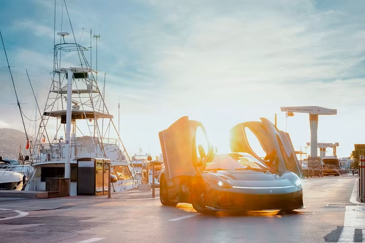 Battista Hyper GT trang bị gói pin 120 kWh (cùng gói với Rimac Nevera mới), mang đến công suất 1.900 mã lực và mô-men xoắn cực đại 2.360 Nm. Phạm vi vận hành theo chuẩn WLTP của xe là 500 km.