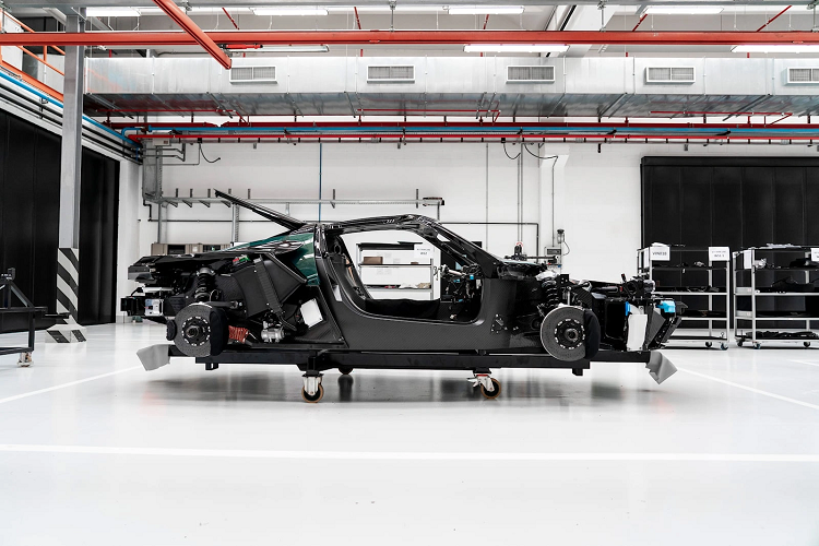 Theo nhà sản xuất, mỗi chiếc Battista mất 10 tuần để lắp ráp và sẽ có tới 1.340 giờ làm thủ công cùng với khách hàng để bảo đảm chiếc xe theo ý của chủ nhân. Trải nghiệm hợp tác này giữa khách hàng và các nhà thiết kế của Automobili Pininfarina mang đến 128 triệu cấu hình có thể có cho màu sắc và chất liệu của GT, đảm bảo mỗi chiếc Battista đều thực sự riêng biệt.