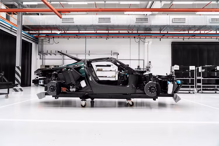 Theo nhà sản xuất, mỗi chiếc Battista mất 10 tuần để lắp ráp và sẽ có tới 1.340 giờ làm thủ công cùng với khách hàng để bảo đảm chiếc xe theo ý của chủ nhân. Trải nghiệm hợp tác này giữa khách hàng và các nhà thiết kế của Automobili Pininfarina mang đến 128 triệu cấu hình có thể có cho màu sắc và chất liệu của GT, đảm bảo mỗi chiếc Battista đều thực sự riêng biệt.